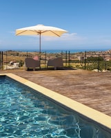 Piscina externa sazonal, guarda-sóis, espreguiçadeiras