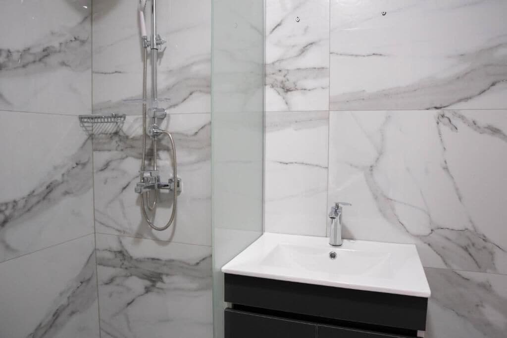 Twin Room, Balcony | Bathroom