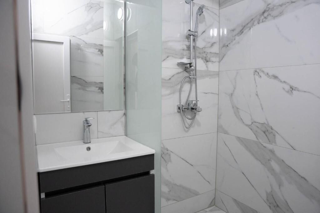 Triple Room, Balcony, City View | Bathroom | Shower, free toiletries, hair dryer, towels