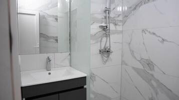Triple Room, Balcony, City View | Bathroom | Shower, free toiletries, hair dryer, towels