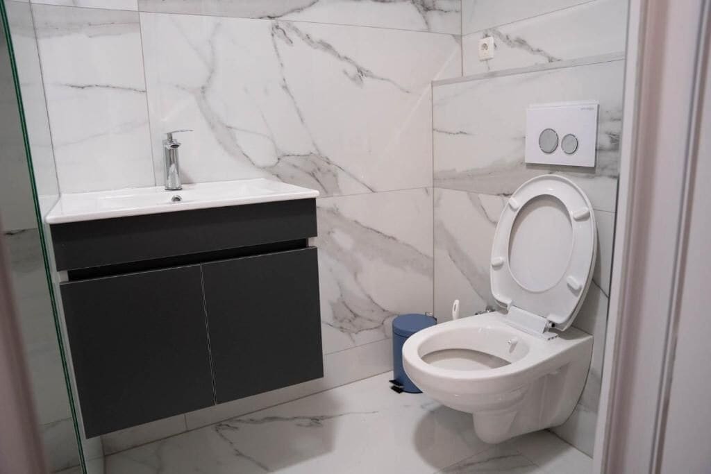 Værelse med 2 enkeltsenge - balkon | Badeværelse | Bruser, gratis toiletartikler, hårtørrer, håndklæder