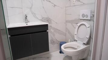 Værelse med 2 enkeltsenge - balkon | Badeværelse | Bruser, gratis toiletartikler, hårtørrer, håndklæder