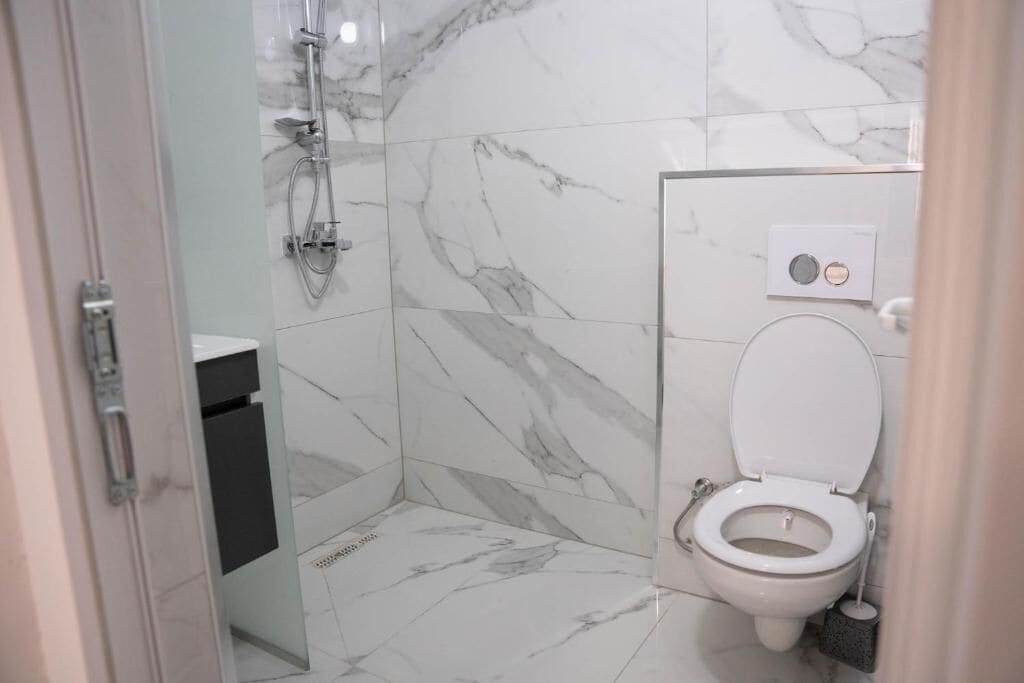 Triple Room, Balcony, City View | Bathroom