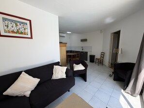 Living area - La Buissonière Holiday Home with Sea View, Shared Pool and Terrace (Vallauris)