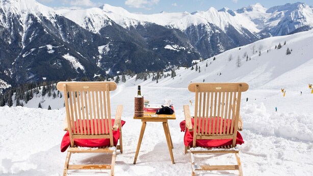 Two wooden chairs with red cushions facing a snowy mountain landscape with a table between them. - Haus3310 - Top 2, Balcony & Central (Bad Hofgastein)