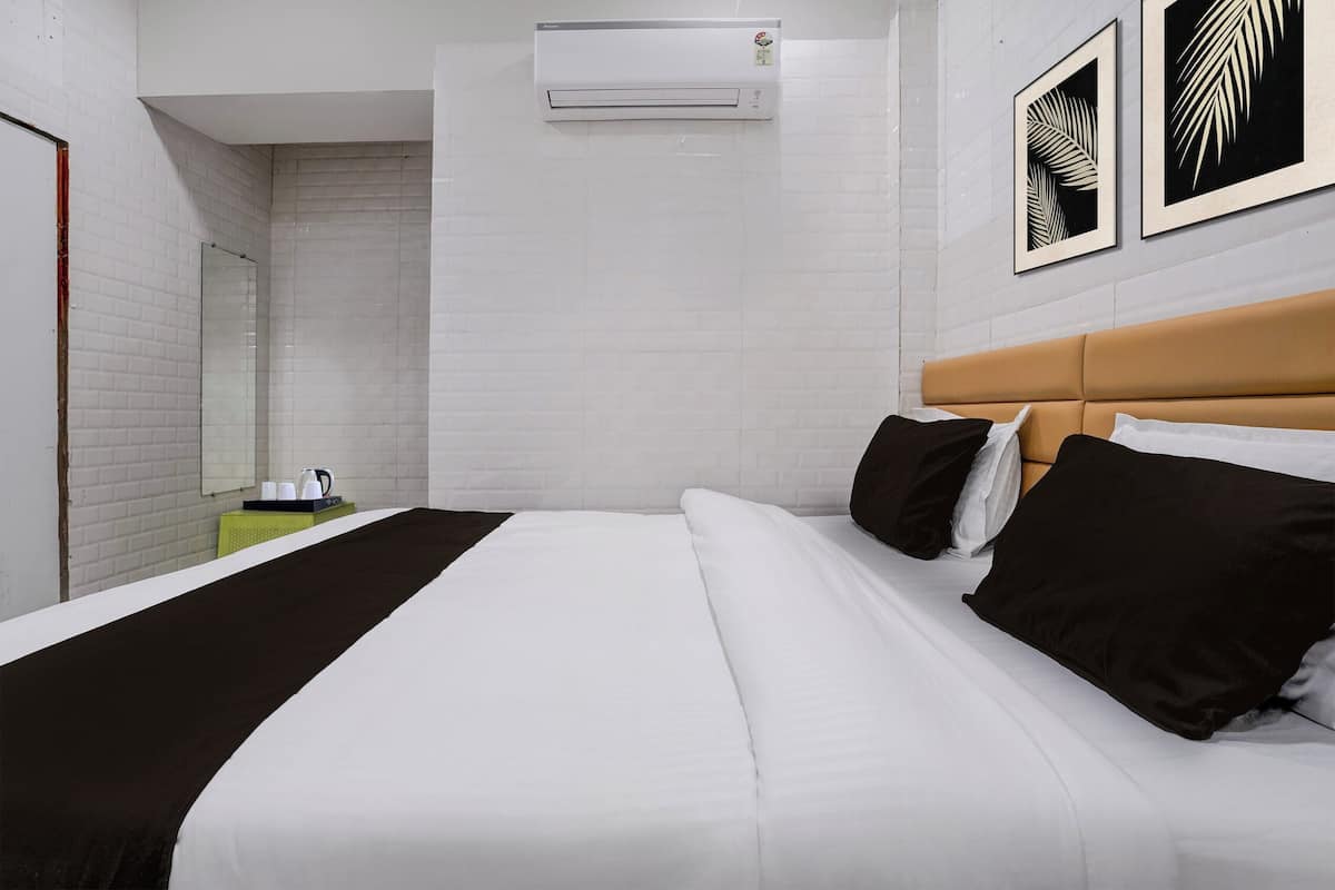 Escritorio, wifi gratis y ropa de cama 