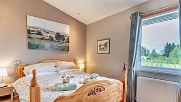 3 bedrooms, iron/ironing board, free WiFi, bed sheets