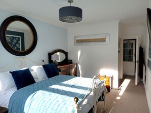 Free WiFi, bed sheets - Pet-friendly huge apartment with sea views in Bournemouth upto 4 people. (Bournemouth)
