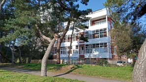 Exterior - Pet-friendly huge apartment with sea views in Bournemouth upto 4 people. (Bournemouth)