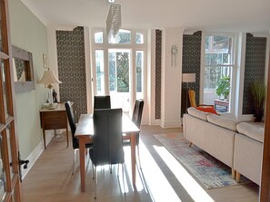 Smart TV - Pet-friendly huge apartment with sea views in Bournemouth upto 4 people. (Bournemouth)