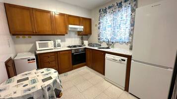Coffee/tea maker, fridge, microwave, oven