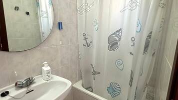 Douche, serviettes fournies
