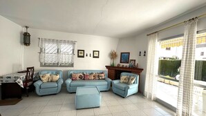 Un salon comprenant un canapé, une table basse et une cheminée.