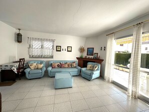 Una sala de estar con un conjunto de sofá, una mesa de centro y una chimenea.