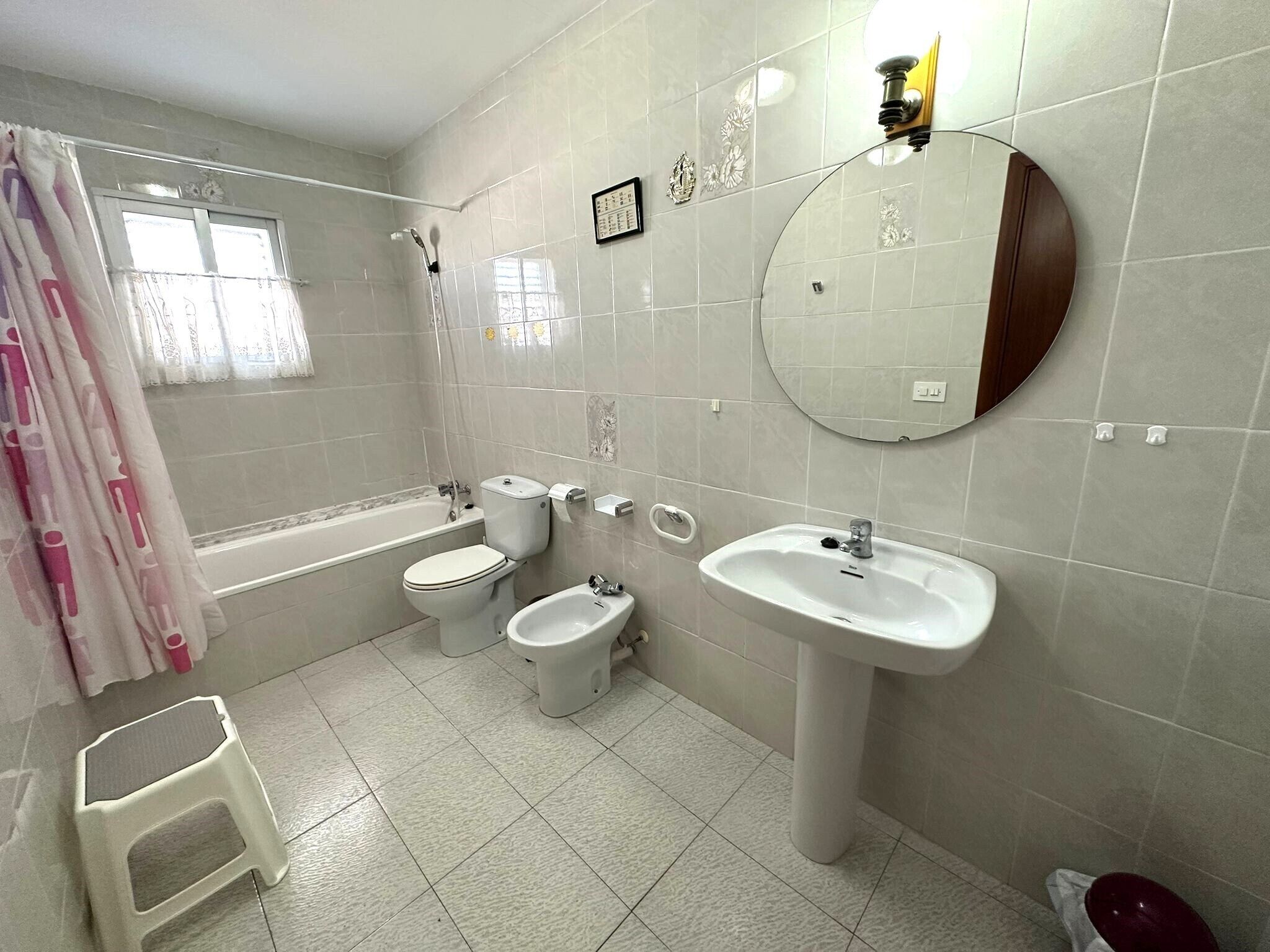 Ein Badezimmer mit Badewanne, Toilette, Bidet und Waschbecken.