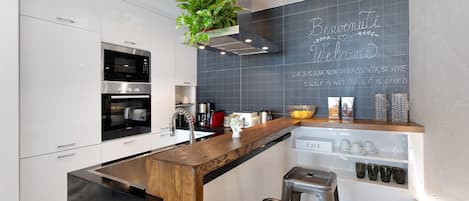 Coffee/tea maker, fridge, microwave, oven