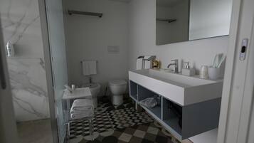 Dusche, Haartrockner, Handtücher