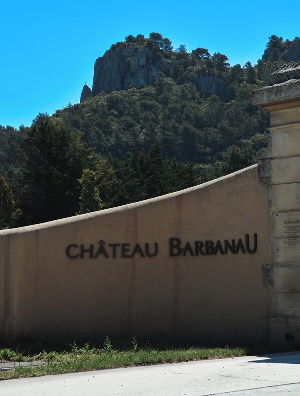 Une pancarte portant l’inscription « CHÂTEAU BARBANAU », indiquant le nom de la propriété.