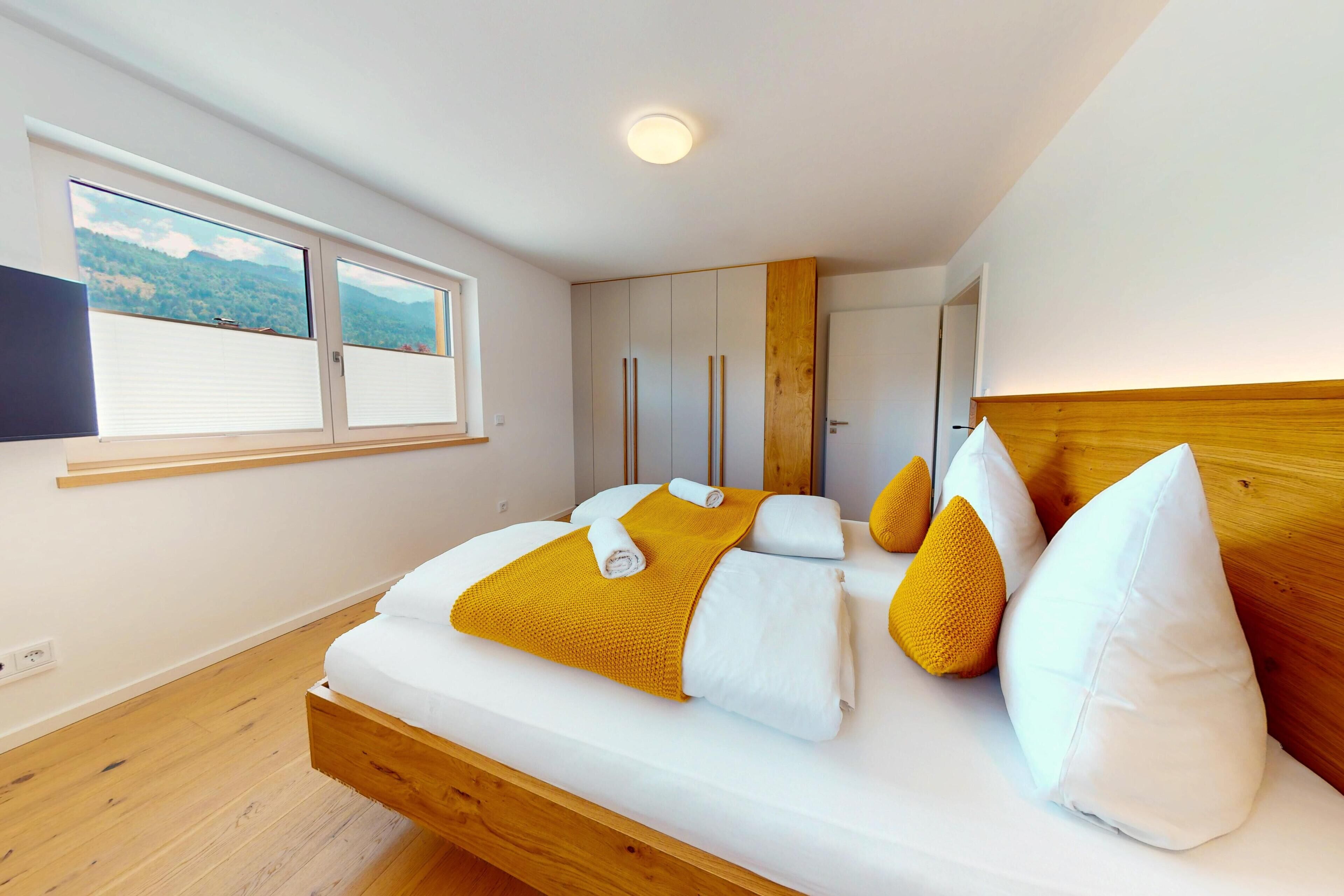 4 habitaciones, escritorio y tabla de planchar con plancha 