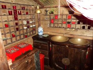 Bathroom - Le Nid du Dragon Rouge – Exotic Treehouse with Panoramic Valley View (Courniou)