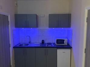 Refrigerador, microondas, placa de cocina, tetera/pava eléctrica