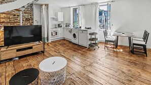Un apartamento moderno con cocina, comedor y sala de estar.