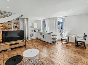 A modern apartment with a kitchen, dining area, and living space. - Charming two-story apartment in the heart of Pont-Aven (Pont-Aven)