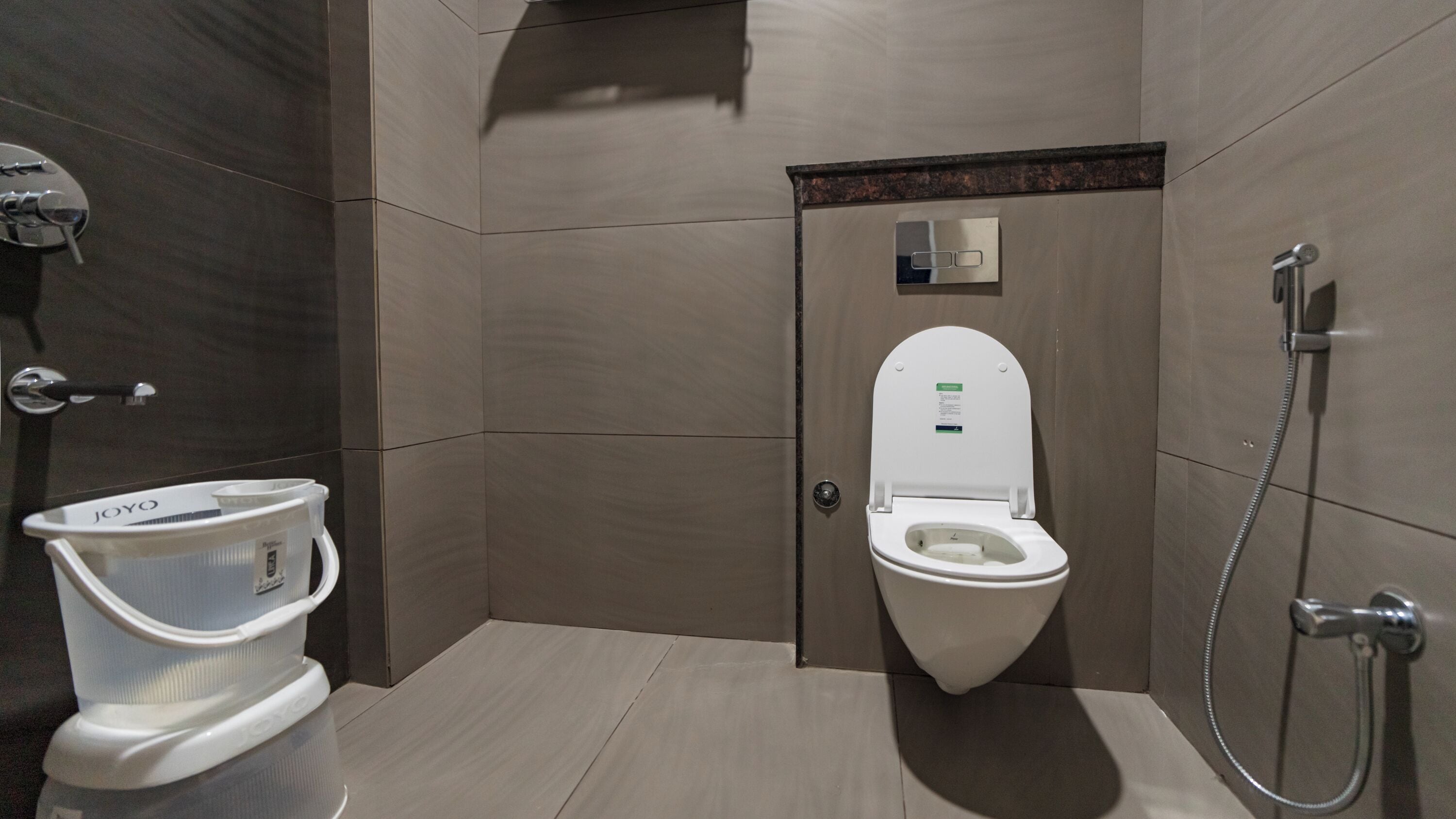 Ducha, artículos de higiene personal gratuitos, toallas y jabón