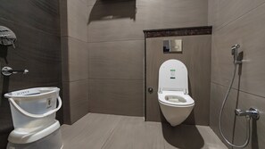 Shower, free toiletries, towels, soap - Hotel Pinaki Inn (Ujjain)