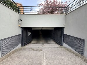 A covered pedestrian walkway with metal railings and a concrete floor. - 3Bed Flat Priv Parking Metro 4min Walk (Roma)