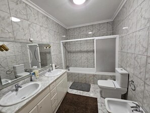 Sèche-cheveux, serviettes fournies, savon, shampoing