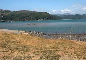 Beach - Barmouth Harbour 2-bed Flat, Sleeps 8 w/ Sea View (Barmouth)