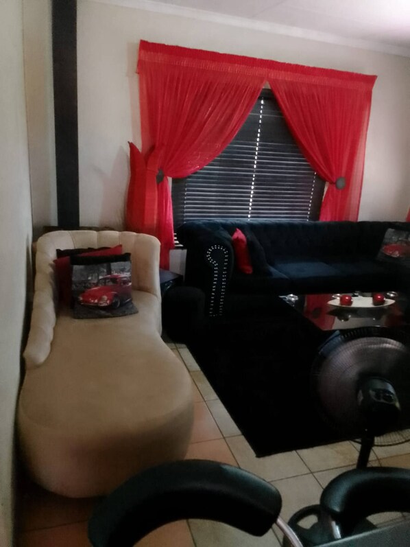 A living room with a sofa, a chair, and a coffee table. - Room-ametis Crescent Apartment (Middelburg)