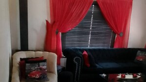 Una sala de estar con un sofá, un sillón y una mesa de centro.