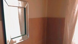 Een badkamer met een wit wastafel, een spiegel en een toilet.