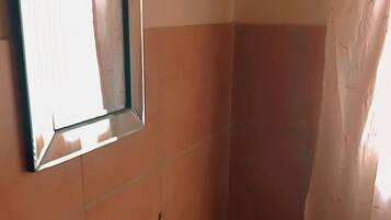 Zimmer, 3 Schlafzimmer, barrierefrei, Terrasse | Badezimmer