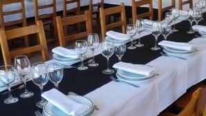 A dining area with tables set for a meal, each with plates, glasses, and cutlery. - Hotel Avenida del Sotillo (La Lastrilla)