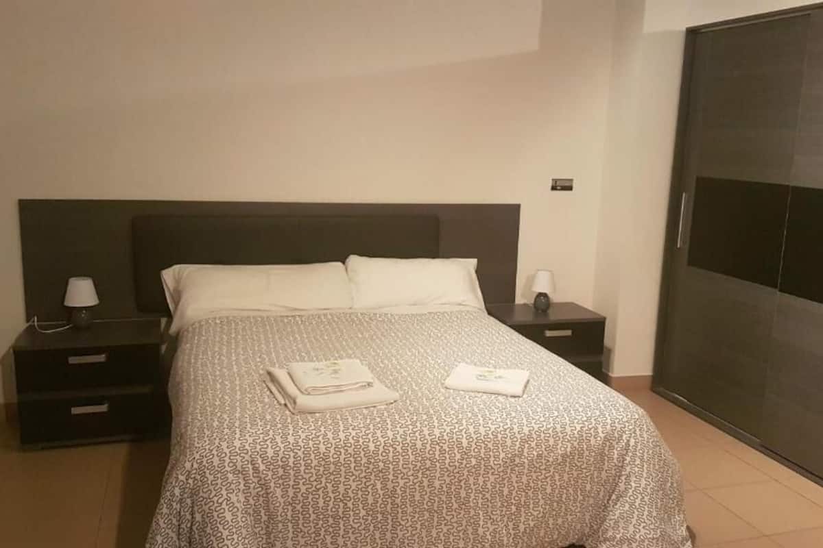 Suite familiale, balcon, vue sur la ville | Bureau, accès au Wi-Fi (inclus)