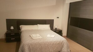 Suite familiar, balcón, vista a la ciudad | Escritorio y wifi gratis 