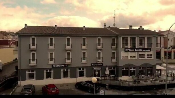 A two-story building with a restaurant and cafe on the ground floor, and a hotel named "Hotel Avenida das Sete" on the second floor. - Hotel Avenida del Sotillo (La Lastrilla)