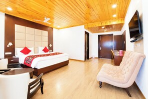 Quarto casal luxo, várias camas | Roupas de cama antialérgicas, escrivaninha, quartos à prova de som