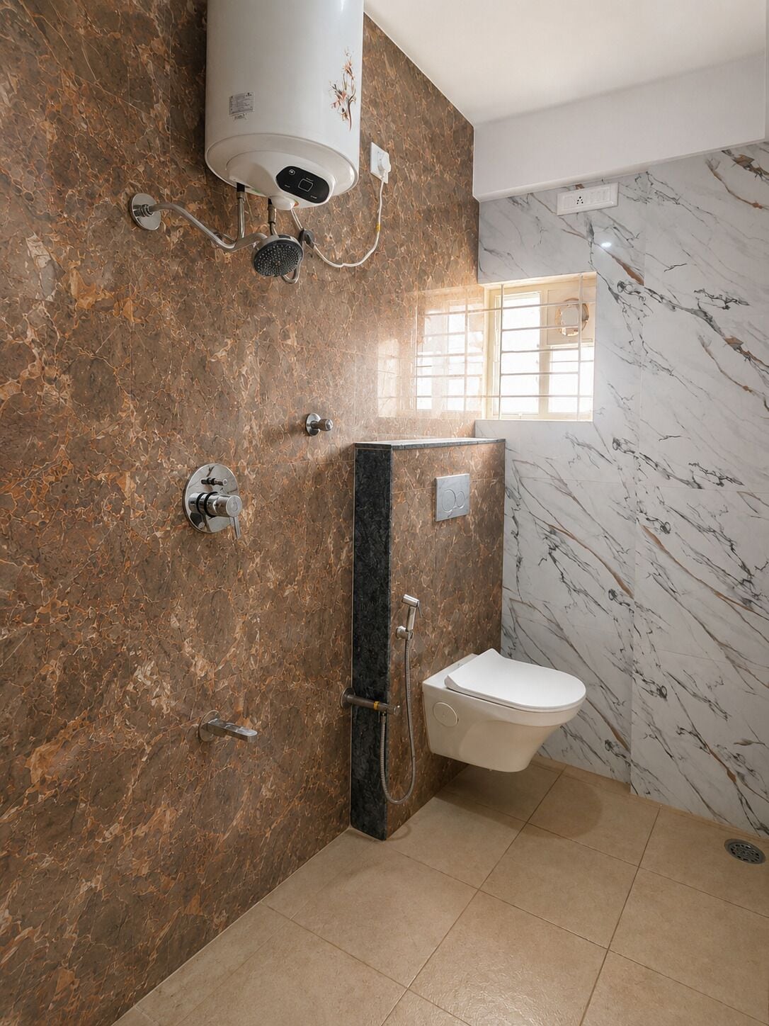 Habitación cuádruple familiar | Baño | Ducha, toallas, jabón y champú