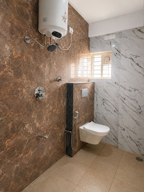 Family Quadruple Room | Bathroom | Shower, towels, soap, shampoo