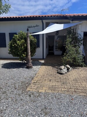 Exterior detail - A traditional Landes-style house nestled between the ocean, the forests, and the lakes (Ondres)