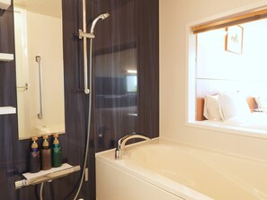 MODERATE TWIN ROOM OCEAN VIEW, Non-smoking | Bathroom | Free toiletries, slippers, towels, shampoo