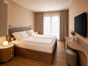In-room safe, blackout drapes, soundproofing, WiFi (free) - Hotel AMANO München Stachus (Munich)