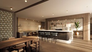 Een moderne keuken met een bar, houten vloeren en een zithoek met een lange tafel en meerdere stoelen.