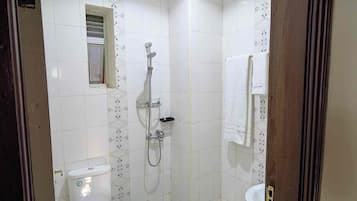 Appartement, balcon, vue ville | Salle de bain | Douche, serviettes fournies, savon, papier toilette