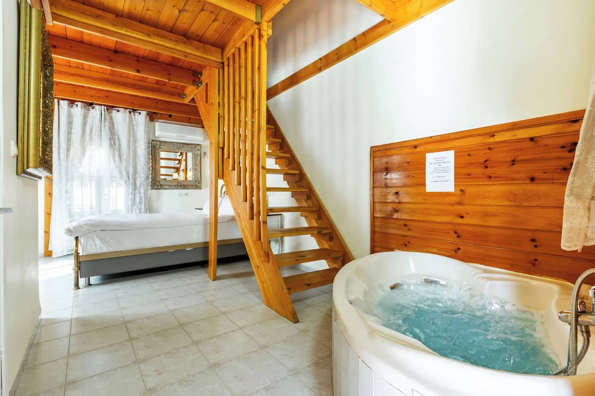 Family Jacuzzi Room | Baño | Amenidades de baño gratuitas, secadora de cabello, toallas, jabón