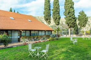 Outdoor dining - Jacob Ha-Tzayadim (Nete Ativ)